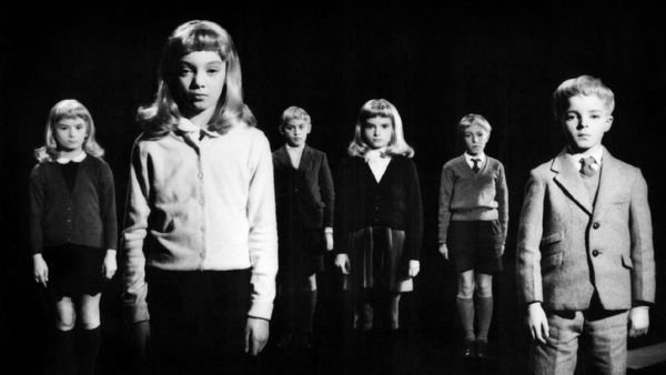 Le Village des Damn&eacute;s (1960) de Wolf Rilla