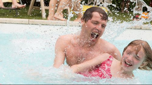 Couverture du film Les chatouilles (ou la danse de la colère)