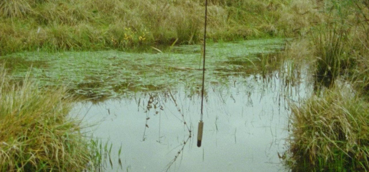 Couverture du film underneath it flickers