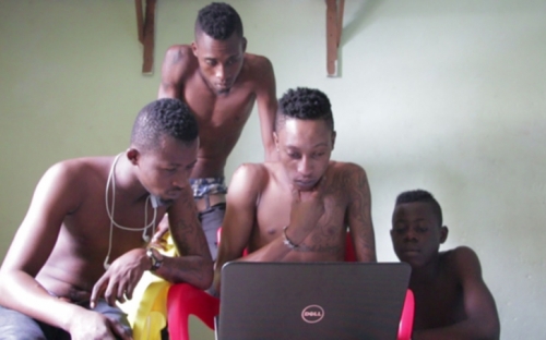 Couverture du film Vivre riche